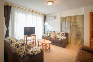 維拉的住宿－MEDITERRANEA BARIA，带沙发、桌子和电视的客厅
