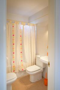 維拉的住宿－MEDITERRANEA BARIA，白色的浴室设有卫生间和水槽。
