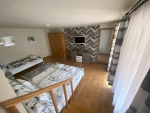 Habitación pequeña con cama y TV. en Bátorka Vendégház, en Tállya