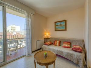 Ένα ή περισσότερα κρεβάτια σε δωμάτιο στο Apartment Montreuil by Interhome