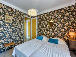 Ένα ή περισσότερα κρεβάτια σε δωμάτιο στο Apartment Montreuil by Interhome