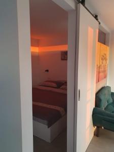 um quarto com duas camas num quarto com um espelho em Sunset View em Costinesti