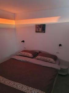 um pequeno quarto com uma cama num quarto em Sunset View em Costinesti
