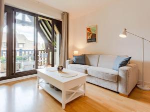 sala de estar con sofá y mesa en Apartment l'Hermitage-3 by Interhome, en Deauville