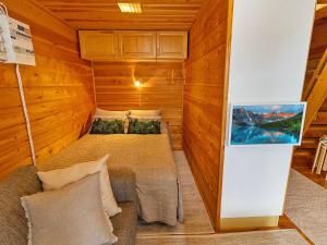 Habitación pequeña con 2 camas y sofá en Holiday Home Alakitkanranta by Interhome, en Kuusamo