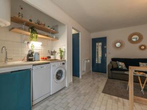Кухня или кухненски бокс в Apartment Les Jardins du Couchant by Interhome