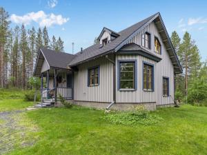 ein Haus mit einem grünen Rasen davor in der Unterkunft Holiday Home Mustikka by Interhome in Kuusamo