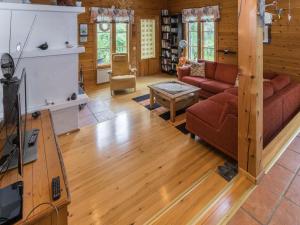 ein Wohnzimmer mit Sofa und Fernseher in der Unterkunft Holiday Home Mustikka by Interhome in Kuusamo + 29 Fotos