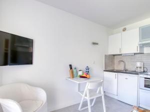 Η κουζίνα ή μικρή κουζίνα στο Studio Le Mas de la Mer by Interhome +13 φωτογραφίες