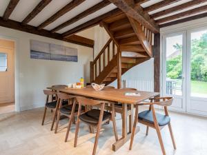 - une salle à manger avec une table et des chaises en bois dans l'établissement Holiday Home La Normande by Interhome, à Touques