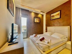 Televisyen dan/atau pusat hiburan di Hotel Butua Residence