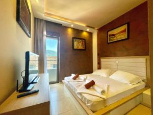 Televisyen dan/atau pusat hiburan di Hotel Butua Residence