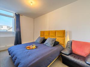 een slaapkamer met een bed met een fruitschaal erop bij Apartment An'Alré by Interhome in Auray
