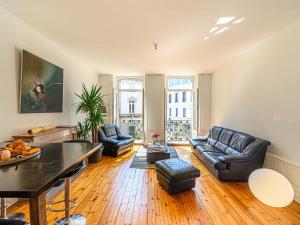 un soggiorno con divano e tavolo di Apartment An'Alré by Interhome ad Auray