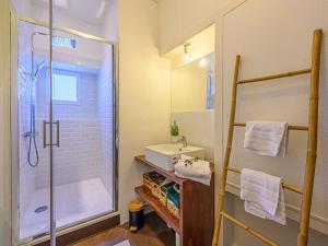 een badkamer met een douche en een wastafel bij Apartment An'Alré by Interhome in Auray