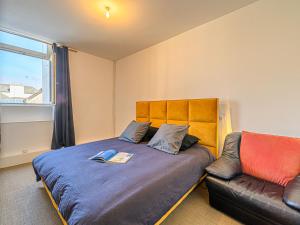 una camera con letto e divano in pelle di Apartment An'Alré by Interhome ad Auray