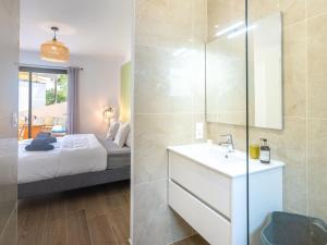 Postel nebo postele na pokoji v ubytování Holiday Home Ocean forest by Interhome