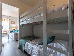 Ένα ή περισσότερα κρεβάτια σε δωμάτιο στο Apartment Les Terrasses Notre Dame du Port-8 by Interhome