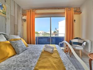 - une chambre avec un lit et une grande fenêtre dans l'établissement Apartment Horizon by Interhome, à Saint-Pierre-dʼOléron