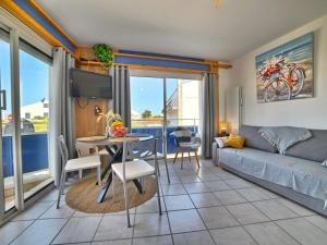 uma sala de estar com um sofá e uma mesa em Apartment Horizon by Interhome em Saint-Pierre-dʼOléron