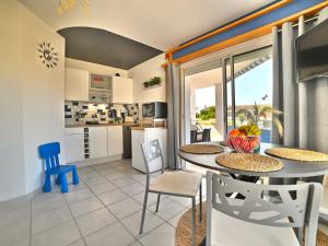 uma cozinha e sala de jantar com mesa e cadeiras em Apartment Horizon by Interhome em Saint-Pierre-dʼOléron