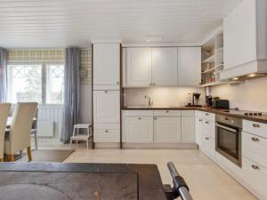 Kuchyň nebo kuchyňský kout v ubytování Holiday Home Villa sammallahti by Interhome