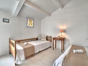 een slaapkamer met twee bedden en een tafel erin bij Holiday Home Matha by Interhome in Saint-Pierre-dʼOléron