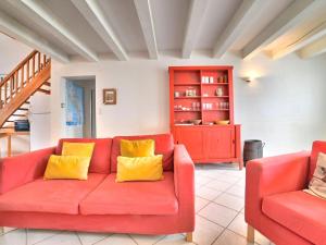 een woonkamer met een rode bank en gele kussens bij Holiday Home Matha by Interhome in Saint-Pierre-dʼOléron +33 foto's