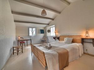 een slaapkamer met een bed en een tafel in een kamer bij Holiday Home Matha by Interhome in Saint-Pierre-dʼOléron