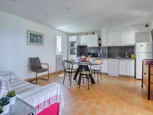 eine Küche und ein Wohnzimmer mit einem Tisch und Stühlen in der Unterkunft Apartment Mas de la Madrague-11 by Interhome in Saint-Cyr-sur-Mer