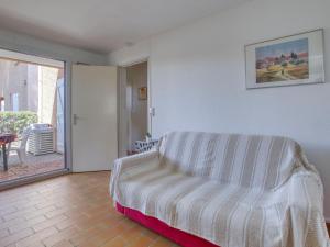 - une chambre avec un lit et une couverture rayée dans l'établissement Apartment Mas de la Madrague-11 by Interhome, à Saint-Cyr-sur-Mer