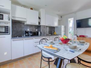 eine Küche mit einem Tisch und einer Obstschale darauf in der Unterkunft Apartment Mas de la Madrague-11 by Interhome in Saint-Cyr-sur-Mer