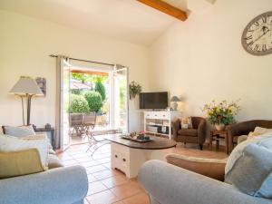 Μια τηλεόραση ή/και κέντρο ψυχαγωγίας στο Holiday Home Petit Paradis Villa 44 by Interhome