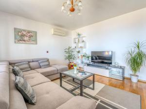 ein Wohnzimmer mit einem Sofa und einem Tisch in der Unterkunft Holiday Home Zgodić by Interhome in Lovran