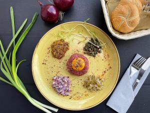 un plato amarillo con comida en una mesa en SkyHotelGwarna, en Legnica