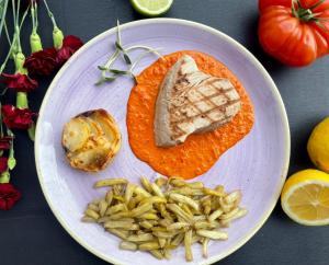 un plato de comida con pescado y papas fritas en SkyHotelGwarna, en Legnica