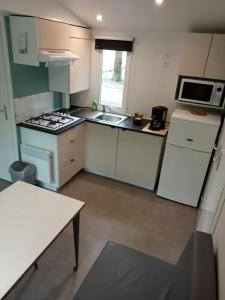 A kitchen or kitchenette at Mobile Home
