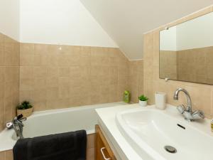 een badkamer met een wastafel en een bad bij Apartment Saint Sieu by Interhome in Lancieux
