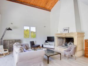 ein Wohnzimmer mit einem Sofa und einem Kamin in der Unterkunft Villa la familiale by Interhome in La Madrague