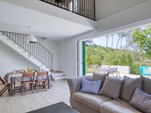 ein Wohnzimmer mit einem Sofa und einem Tisch in der Unterkunft Villa la familiale by Interhome in La Madrague