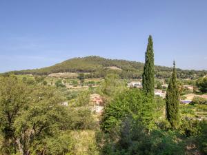 Blick auf einen Berg mit Bäumen im Vordergrund in der Unterkunft Villa la familiale by Interhome in La Madrague