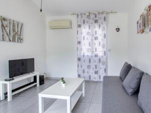 Μια τηλεόραση ή/και κέντρο ψυχαγωγίας στο Apartment La Mirapelle 2 by Interhome