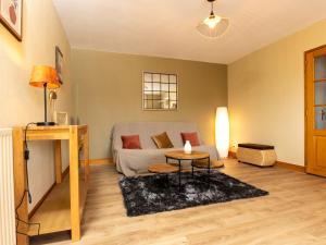 uma sala de estar com um sofá e uma mesa em Apartment Christie by Interhome em Dinard