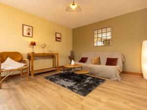 een woonkamer met een bed en een tafel bij Apartment Christie by Interhome in Dinard