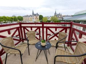 een patio met stoelen en een tafel op een balkon bij Apartment Christie by Interhome in Dinard