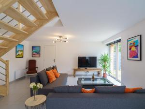 TV a/nebo společenská místnost v ubytování Holiday Home Pointe du Raz by Interhome + 26 fotografií