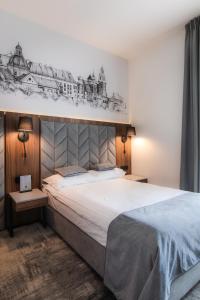 1 dormitorio con 1 cama grande y un dibujo en la pared en Garden Square Hotel, en Cracovia