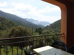 balcone con tavolo e vista sulle montagne di Studio Cabannaccia-4 by Interhome a Serriera