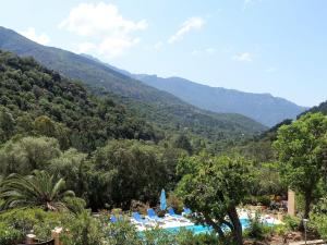 vista su un resort con montagne sullo sfondo di Studio Cabannaccia-4 by Interhome a Serriera