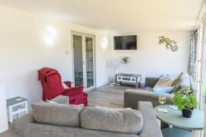 ein Wohnzimmer mit einem Sofa und einem Tisch in der Unterkunft Lanehouse Rocks in Weymouth